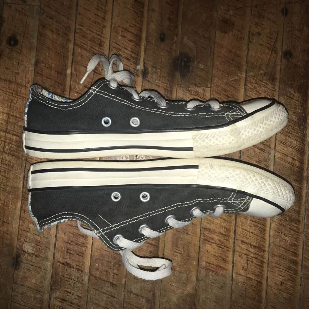 Converse low top Chuck Taylor youth 3 sneakers
